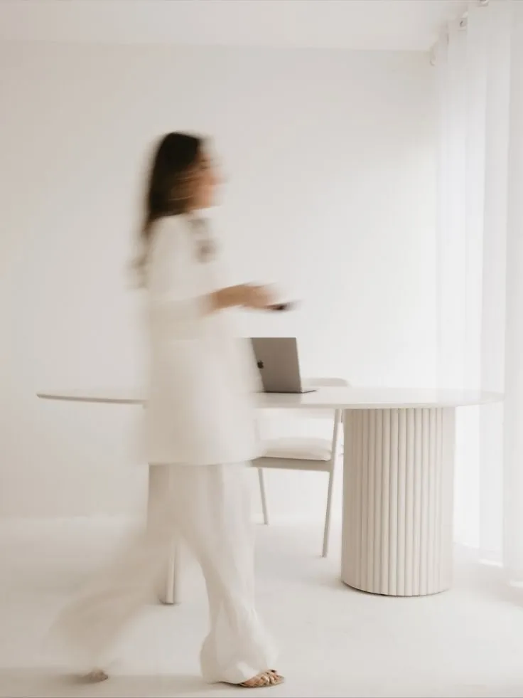 Silhouette d'une femme en mouvement