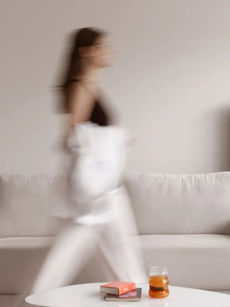 Silhouette assurée dans un salon clair